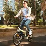 ¡Olvídate del transporte público y del estrés de aparcar con esta increíble bicicleta eléctrica!