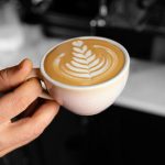 ¡Olvídate de De’Longhi y Phillips! Descubre la cafetera profesional low cost que tu cocina necesita urgente