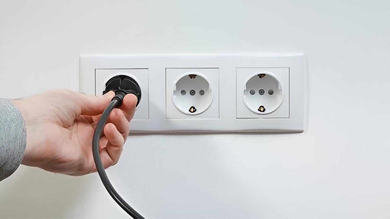 ¡Descubre el dispositivo inteligente que transformará tus enchufes y te hará ahorrar una fortuna en luz!