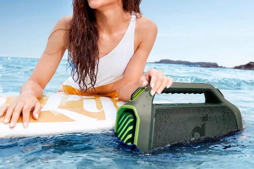 ¡Consigue este altavoz Bluetooth con sonido potente, resistencia al agua y luces RGB a un precio IMPRESIONANTE con cupón!