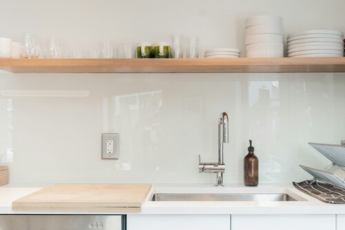 ¡Transforma tu cocina en segundos con este gadget que organiza el fregadero en un minuto!