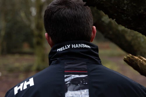 ¡Amazon rebaja brutalmente la chaqueta Helly Hansen para entrenar al aire libre con lluvia o sol!