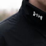 ¡La chaqueta impermeable y cortavientos de Helly Hansen que todos quieren ahora está a precio de outlet!
