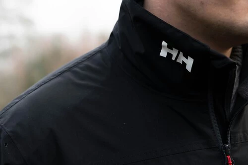 ¡La chaqueta impermeable y cortavientos de Helly Hansen que todos quieren ahora está a precio de outlet!