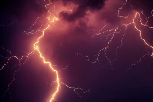 ¡Este gadget salvavidas para tus dispositivos está más barato que nunca y te protegerá de las tormentas eléctricas!