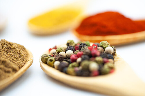 ¡Descubre cómo aprovechar el interior de las puertas de tu cocina con este especiero sin instalación!