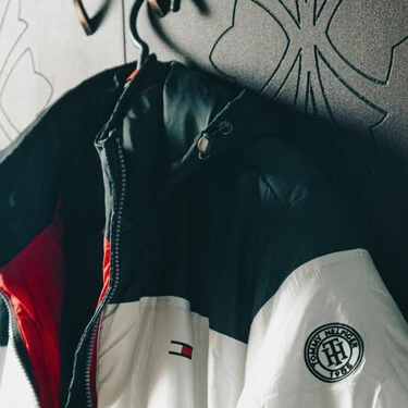 ¡No te lo pierdas! Outlet de El Corte Inglés: ¡Aprovecha el 40% de descuento en abrigos Tommy Hilfiger antes que nadie!