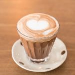 ¡Despierta cada mañana con el aroma de tu cafetería favorita gracias a esta De’Longhi! ¡Descúbrela ahora!
