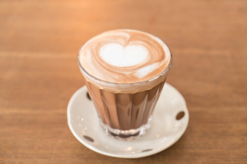 ¡Despierta cada mañana con el aroma de tu cafetería favorita gracias a esta De’Longhi! ¡Descúbrela ahora!