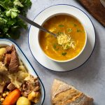 ¡Este mantel mantiene tus platos calientes para que disfrutes cada bocado sin prisas!