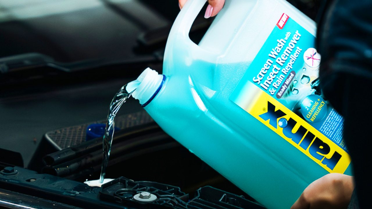 Este líquido barato hace que la lluvia desaparezca como por arte de magia en tu parabrisas