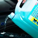 Este líquido barato hace que la lluvia desaparezca como por arte de magia en tu parabrisas