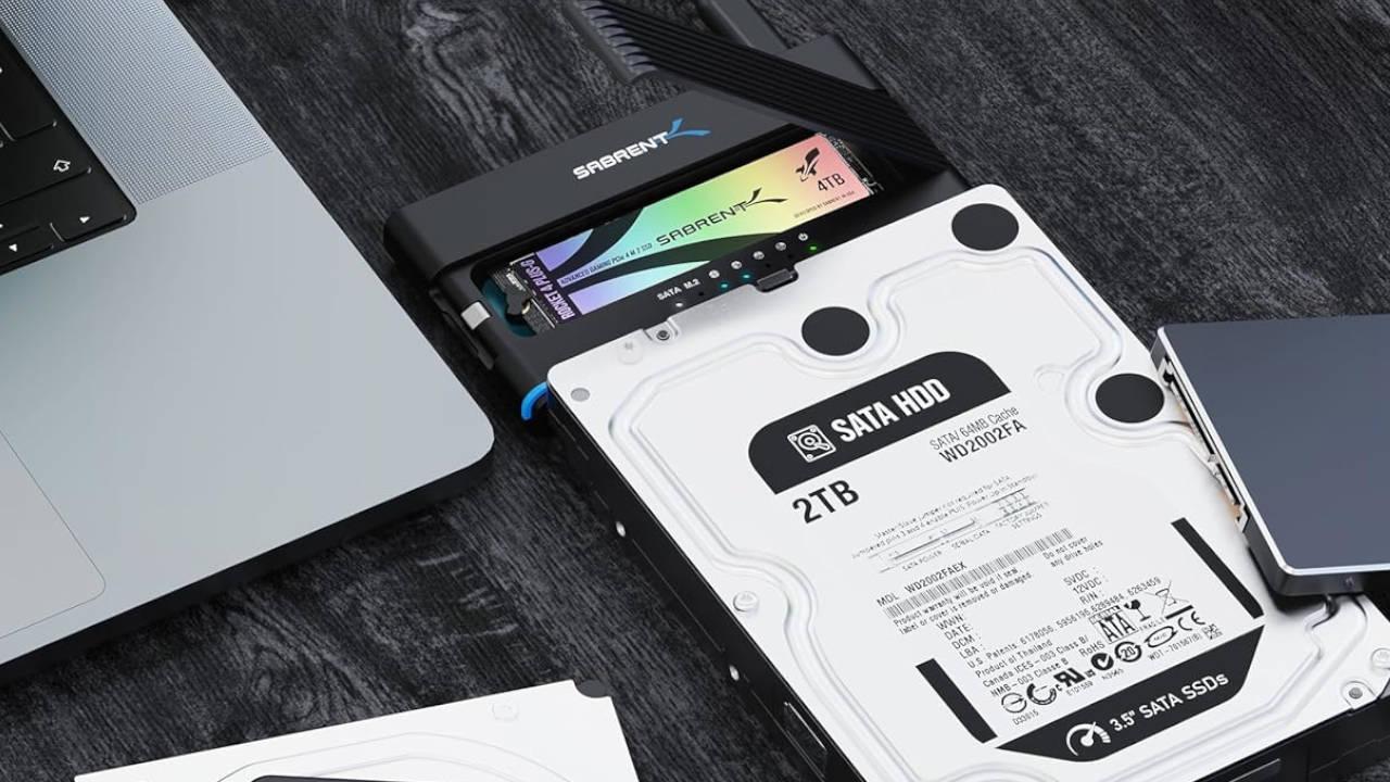 ¡El adaptador para SSD de Sabrent casi regalado HOY en Amazon!