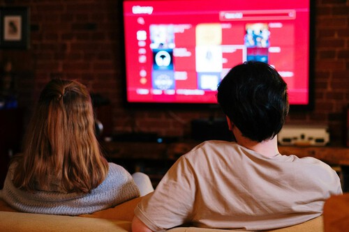 ¡Descubre las 5 mejores Smart TVs TCL para tus noches de película, sofá y manta este invierno!