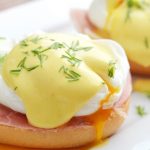 ¡Olvídate de las sartenes! Así freímos los huevos con este increíble gadget para freidora de aire