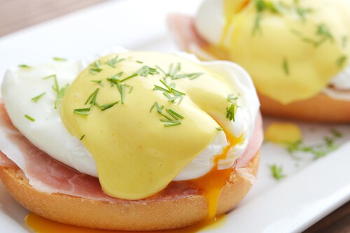 ¡Olvídate de las sartenes! Así freímos los huevos con este increíble gadget para freidora de aire