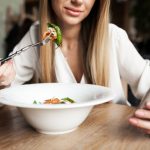 ¡Olvídate de los tuppers aburridos! Este invento para llevar tu comida al trabajo lo tiene TODO y es revolucionario