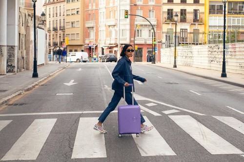 ¡Olvídate de las largas colas para facturar y recoger tu equipaje con esta maleta de cabina revolucionaria!