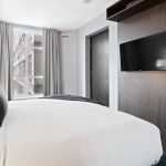 «¡Increíble! La solución que mi padre encontró para tener un televisor en su dormitorio sin espacio»