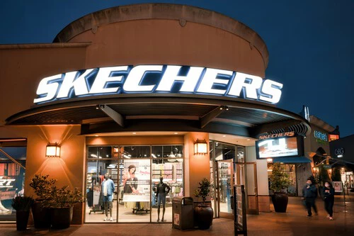 ¡Las mujeres mayores de 50 no pueden dejar de usar estas Skechers sin cordones y súper cómodas! ¡Te sorprenderá por qué!