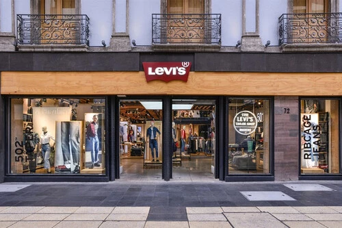 ¡Estas zapatillas efecto cuero de Levi’s son la ganga del otoño y su precio te dejará sin palabras!