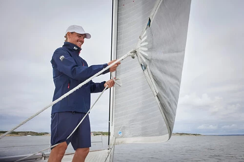 ¡El abrigo Helly Hansen que arrasa este otoño: casi a mitad de precio y perfecto para tus rutas!