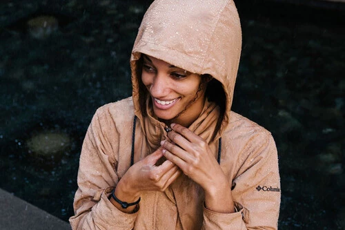 ¡Descubre por qué esta chaqueta Columbia me ha hecho decir adiós al paraguas y la conseguí a mitad de precio!