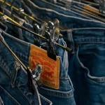 ¡Este outlet está liquidando todos los vaqueros Levi’s a mitad de precio y con tallas para todos!
