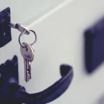 ¡Descubre la Cerradura Inteligente Revolucionaria que Instalaron en mi Chalet! ¡Batería Recargable y Sin Necesidad de Taladros!