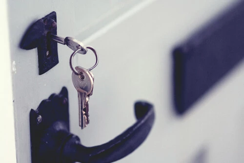 ¡Descubre la Cerradura Inteligente Revolucionaria que Instalaron en mi Chalet! ¡Batería Recargable y Sin Necesidad de Taladros!