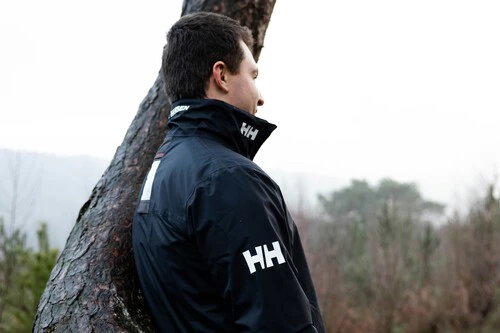 ¡Amazon rebaja brutalmente la chaqueta impermeable Helly Hansen para entrenar bajo la lluvia! ¡No te lo puedes perder!