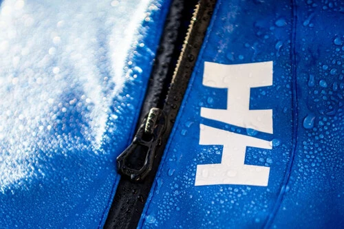 ¡Increíble! Helly Hansen destrona a The North Face con un abrigo impermeable ¡a casi el 50% de descuento!