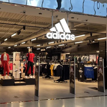 ¡Adidas lanza una liquidación IMPERDIBLE! ¡Hasta 50% de descuento en las zapatillas que siempre soñaste!