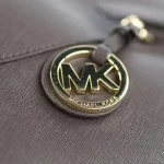 ¡El outlet de El Corte Inglés lanza una liquidación IMPERDIBLE de bolsos Michael Kors a casi mitad de precio!