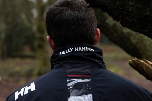 ¡Alerta de ganga! Esta chaqueta impermeable de Helly Hansen a mitad de precio va a hacer temblar a The North Face este Black Friday. ¡No te la pierdas!