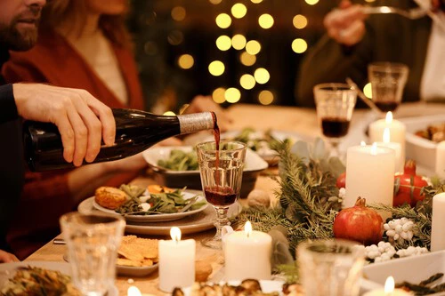 ¡Esta cesta con vermut, vino e ibéricos es todo lo que necesitas para una Navidad de lujo!