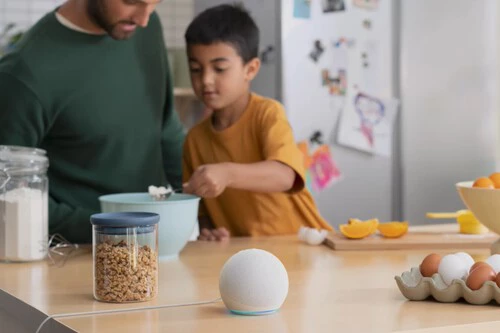 ¡Este altavoz inteligente no da consejos de inversión, pero te sorprenderá con su música y pronósticos del clima!