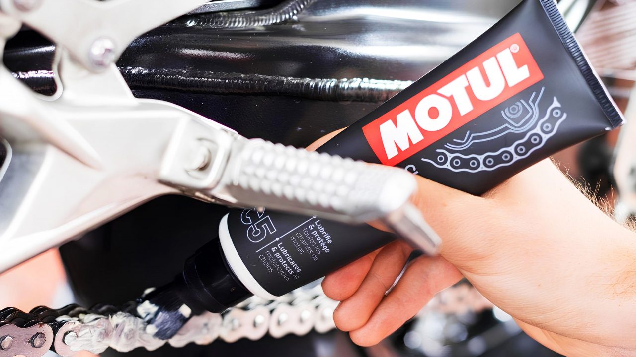 ¡Increíble! Esta pasta lubricante para cadenas arrasa entre los moteros con 34.000 opiniones en Amazon ¡Descubre por qué!
