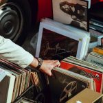 ¡Escucha vinilos donde sea con este gadget portátil que tiene altavoces Bluetooth!