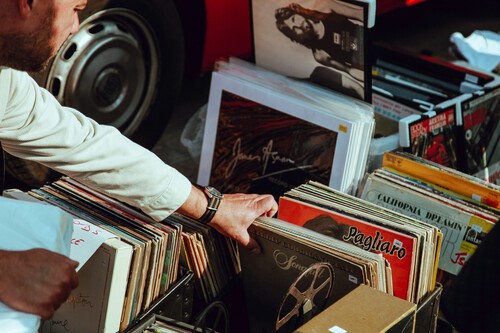 ¡Escucha vinilos donde sea con este gadget portátil que tiene altavoces Bluetooth!