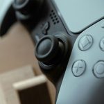 ¡Llevo años con mi PS5 y este accesorio que descubrí lo cambia TODO para que solo te concentres en jugar!