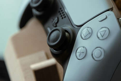 ¡Llevo años con mi PS5 y este accesorio que descubrí lo cambia TODO para que solo te concentres en jugar!