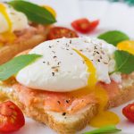 ¡Todos están tirando dinero en freidoras de aire y tú puedes hacer los mejores huevos en el microondas!