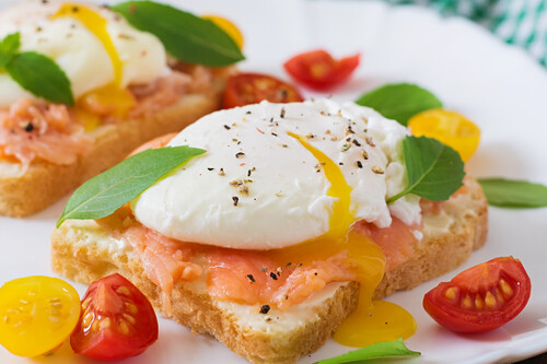 ¡Todos están tirando dinero en freidoras de aire y tú puedes hacer los mejores huevos en el microondas!