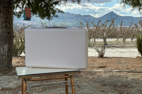 ¡No vas a creer que este maletín es en realidad un televisor portátil LG con pantalla táctil!