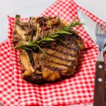 ¡Olvida las barbacoas caras! Cocina carne al grill en tu microondas y sorpréndete!