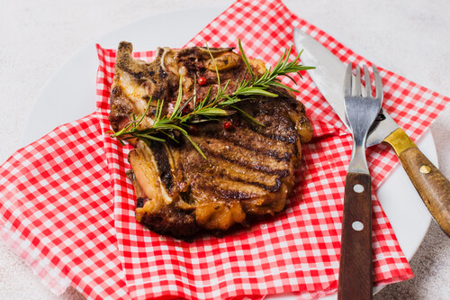 ¡Olvida las barbacoas caras! Cocina carne al grill en tu microondas y sorpréndete!