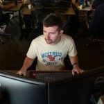 ¡Olvídate del fisio con este soporte para monitores de 30 euros que cambió mi vida!