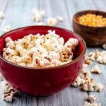 ¡Increíble invento barato que te permite hacer palomitas en el microondas sin bolsa ni quemarlas!