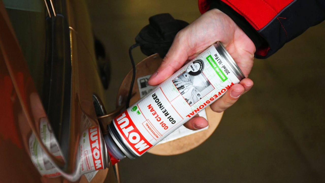 ¡Este truco de 10€ está revolucionando los coches: limpia el motor y te hace gastar menos gasolina!